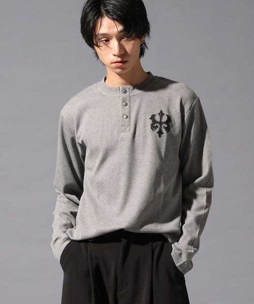 LAND MUSEUM(ランドミュージアム)の「LAND MUSEUM/ゴシックロゴヘンリーT(Tシャツ/カットソー・メンズ・グレー/ブラック・LARGE/MEDIUM)」の3枚目の写真