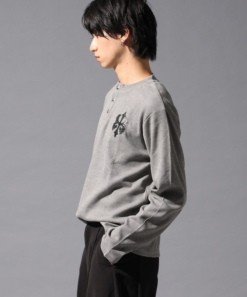 LAND MUSEUM(ランドミュージアム)の「LAND MUSEUM/ゴシックロゴヘンリーT(Tシャツ/カットソー・メンズ・グレー/ブラック・LARGE/MEDIUM)」の4枚目の写真