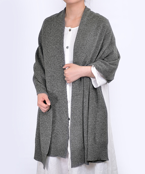 gredecana（グリデカナ）の「カシミヤ大判ストール グレー（ストール/ショール・レディース・グレー・ONE SIZE）」の4枚目の写真