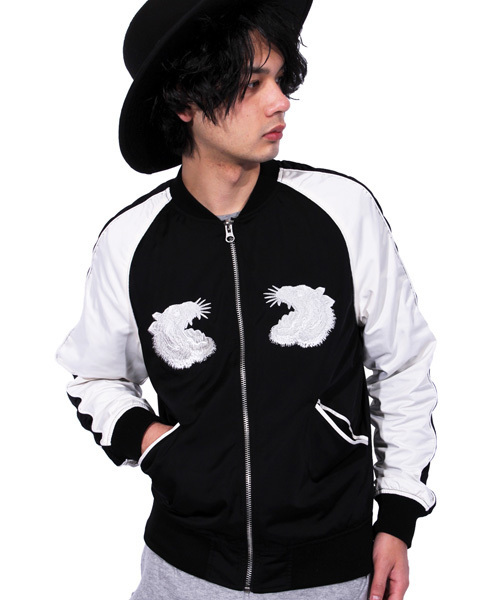 ８(eight)（エイト）の「タイガー 虎 スカジャン サテン 刺繍（スカジャン・メンズ・ピンク/ネイビー/グレー/ブルー/カーキ/ブラック・MEDIUM/LARGE/X-LARGE）」の2枚目の写真