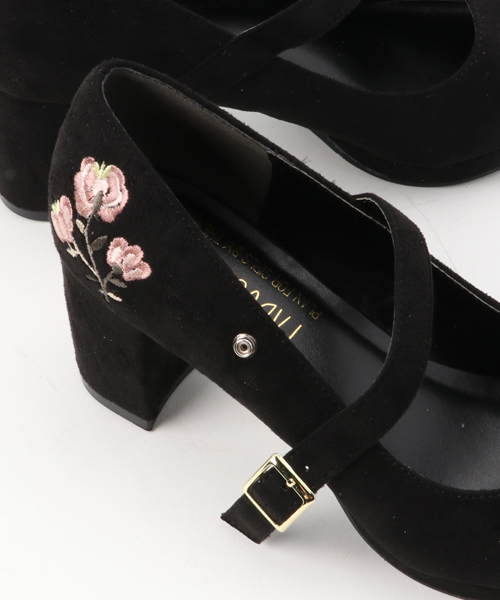 GeeRA(ジーラ)の「刺しゅうストラップパンプス(パンプス・レディース・ピンク/ブラック・MEDIUM/X-LARGE/LARGE/SMALL)」の3枚目の写真