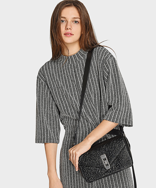 CHARLES & KEITH(チャールズ & キース)の「ターンロックサチャルバッグ / TURN-LOCK SATCHEL BAG(ショルダーバッグ・レディース・ライトグレー/ブラック/レッド・M)」の14枚目の写真