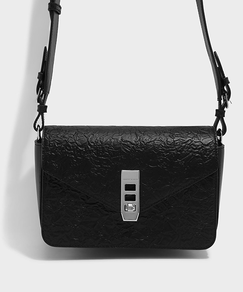 CHARLES & KEITH(チャールズ & キース)の「ターンロックサチャルバッグ / TURN-LOCK SATCHEL BAG(ショルダーバッグ・レディース・ライトグレー/ブラック/レッド・M)」の17枚目の写真