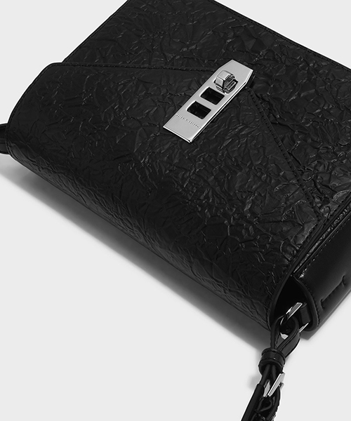 CHARLES & KEITH(チャールズ & キース)の「ターンロックサチャルバッグ / TURN-LOCK SATCHEL BAG(ショルダーバッグ・レディース・ライトグレー/ブラック/レッド・M)」の4枚目の写真