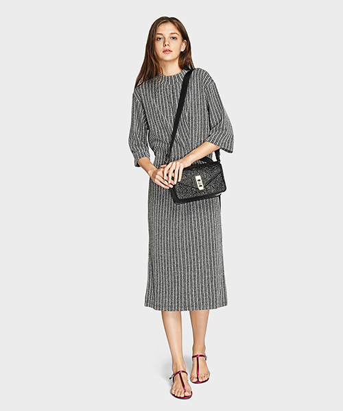 CHARLES & KEITH(チャールズ & キース)の「ターンロックサチャルバッグ / TURN-LOCK SATCHEL BAG(ショルダーバッグ・レディース・ライトグレー/ブラック/レッド・M)」の6枚目の写真