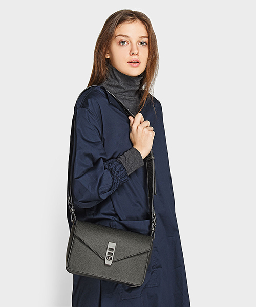 CHARLES & KEITH(チャールズ & キース)の「ターンロックサチャルバッグ / TURN-LOCK SATCHEL BAG(ショルダーバッグ・レディース・ライトグレー/ブラック/レッド・M)」の8枚目の写真