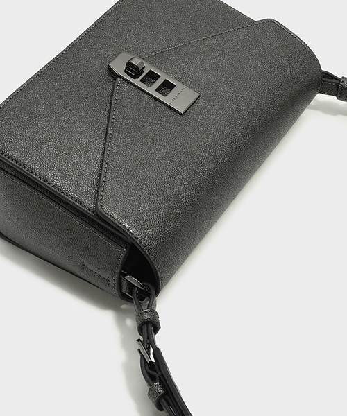 CHARLES & KEITH(チャールズ & キース)の「ターンロックサチャルバッグ / TURN-LOCK SATCHEL BAG(ショルダーバッグ・レディース・ライトグレー/ブラック/レッド・M)」の16枚目の写真