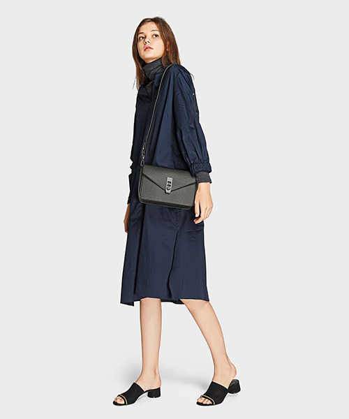 CHARLES & KEITH(チャールズ & キース)の「ターンロックサチャルバッグ / TURN-LOCK SATCHEL BAG(ショルダーバッグ・レディース・ライトグレー/ブラック/レッド・M)」の18枚目の写真
