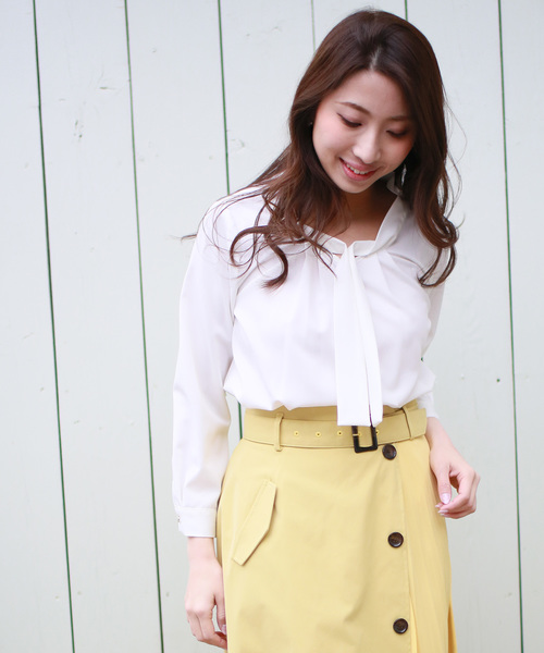 TRUDEA（トルディア）の「ボウタイ　ブラウス（シャツ/ブラウス・レディース・ホワイト/チャコールグレー/ブラック/カーキ/ピンク/ラベンダー/ネイビー・SMALL/MEDIUM/LARGE）」の2枚目の写真