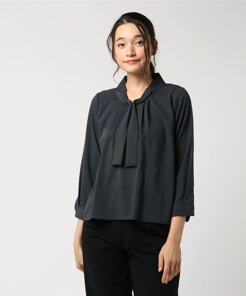 TRUDEA（トルディア）の「ボウタイ　ブラウス（シャツ/ブラウス・レディース・ホワイト/チャコールグレー/ブラック/カーキ/ピンク/ラベンダー/ネイビー・SMALL/MEDIUM/LARGE）」の13枚目の写真