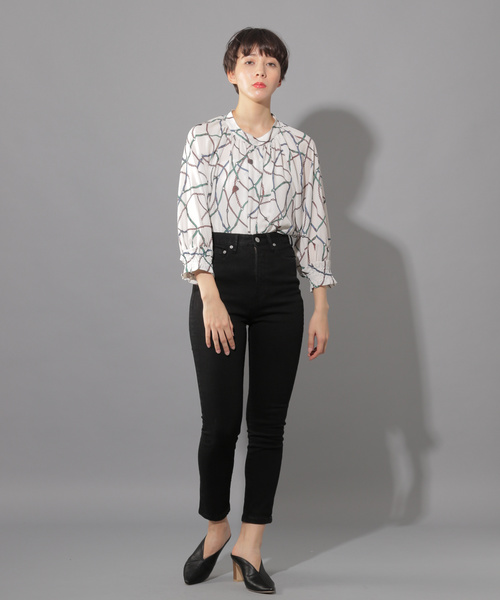 PAGEBOY（ページボーイ）の「チェーンプリントハイネックブラウス（シャツ/ブラウス・レディース・オフホワイト/ブラック・FREE）」の3枚目の写真