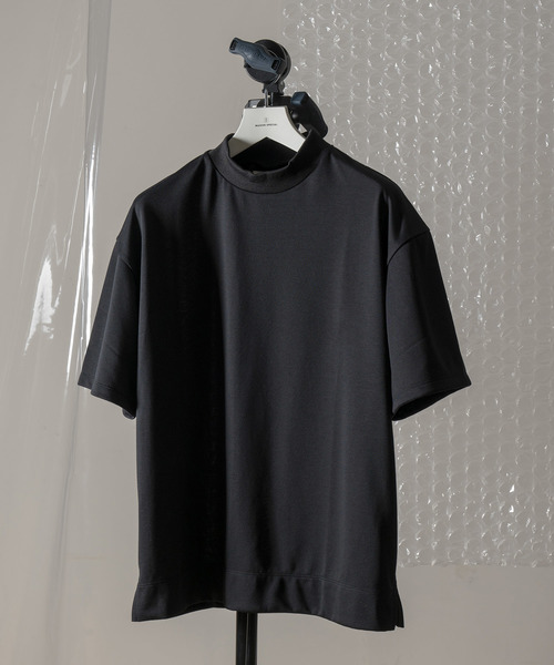 MAISON SPECIAL(メゾンスペシャル)の「“365” テックファブリックモックネックカットソー 【MAISON SPECIAL/メゾンスペシャル】(Tシャツ/カットソー・メンズ・ブラック/オフホワイト/オレンジ・46/48/44)」の1枚目の写真