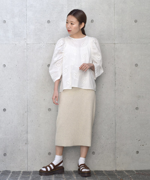 w closet(ダブルクローゼット)の「カットワーク総刺繍パワショルプルオーバー(シャツ/ブラウス・レディース・オフホワイト/ライム/ラベンダー・FREE)」の4枚目の写真