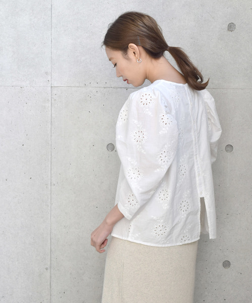 w closet(ダブルクローゼット)の「カットワーク総刺繍パワショルプルオーバー(シャツ/ブラウス・レディース・オフホワイト/ライム/ラベンダー・FREE)」の5枚目の写真