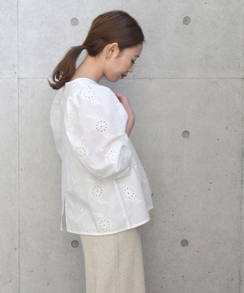 w closet(ダブルクローゼット)の「カットワーク総刺繍パワショルプルオーバー(シャツ/ブラウス・レディース・オフホワイト/ライム/ラベンダー・FREE)」の8枚目の写真