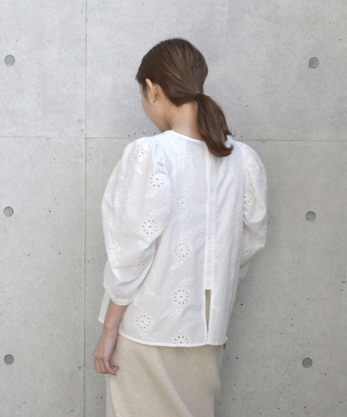 w closet(ダブルクローゼット)の「カットワーク総刺繍パワショルプルオーバー(シャツ/ブラウス・レディース・オフホワイト/ライム/ラベンダー・FREE)」の9枚目の写真