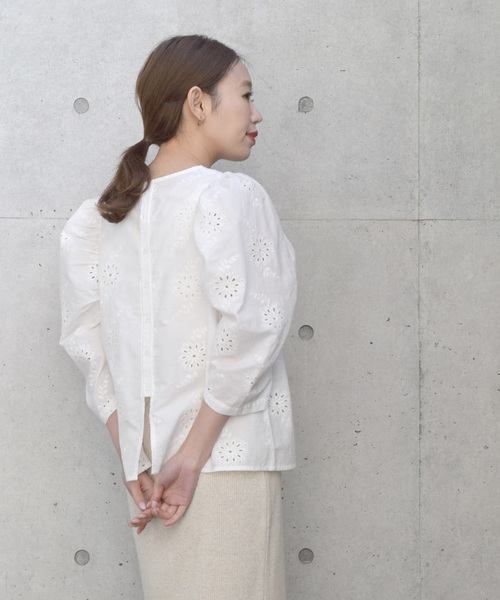 w closet(ダブルクローゼット)の「カットワーク総刺繍パワショルプルオーバー(シャツ/ブラウス・レディース・オフホワイト/ライム/ラベンダー・FREE)」の10枚目の写真