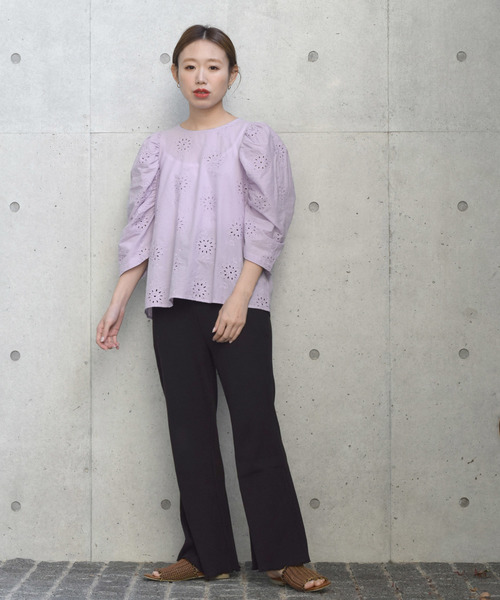 w closet(ダブルクローゼット)の「カットワーク総刺繍パワショルプルオーバー(シャツ/ブラウス・レディース・オフホワイト/ライム/ラベンダー・FREE)」の11枚目の写真