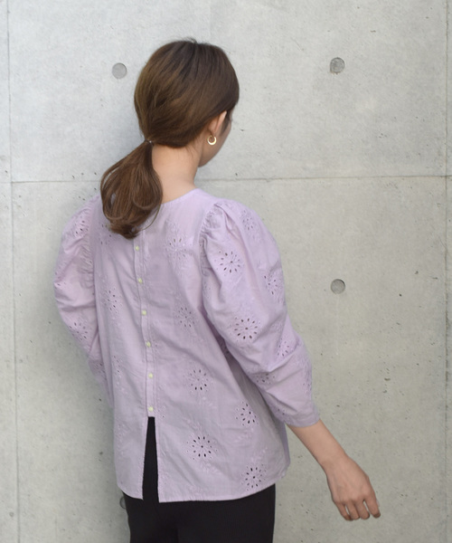 w closet(ダブルクローゼット)の「カットワーク総刺繍パワショルプルオーバー(シャツ/ブラウス・レディース・オフホワイト/ライム/ラベンダー・FREE)」の15枚目の写真