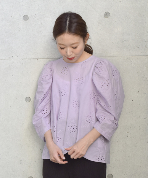 w closet(ダブルクローゼット)の「カットワーク総刺繍パワショルプルオーバー(シャツ/ブラウス・レディース・オフホワイト/ライム/ラベンダー・FREE)」の16枚目の写真