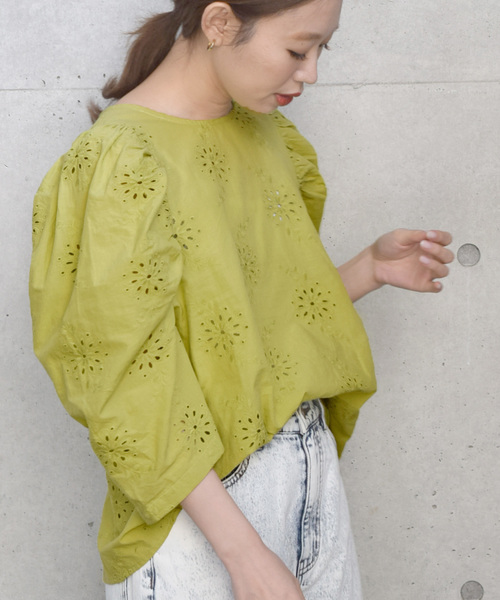 w closet(ダブルクローゼット)の「カットワーク総刺繍パワショルプルオーバー(シャツ/ブラウス・レディース・オフホワイト/ライム/ラベンダー・FREE)」の18枚目の写真