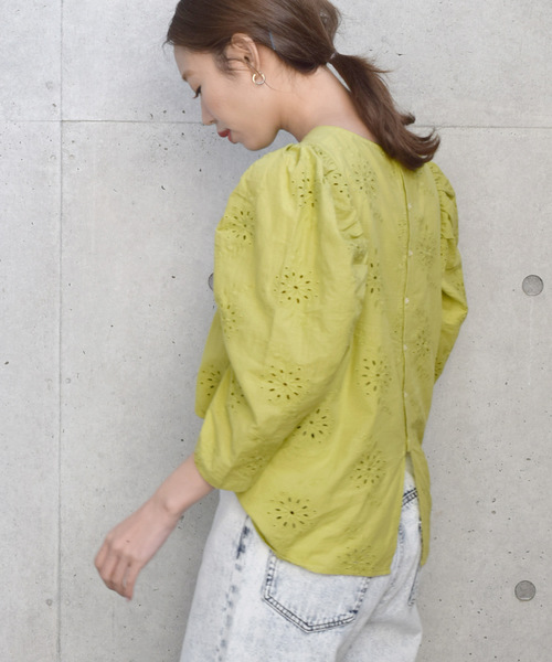 w closet(ダブルクローゼット)の「カットワーク総刺繍パワショルプルオーバー(シャツ/ブラウス・レディース・オフホワイト/ライム/ラベンダー・FREE)」の19枚目の写真