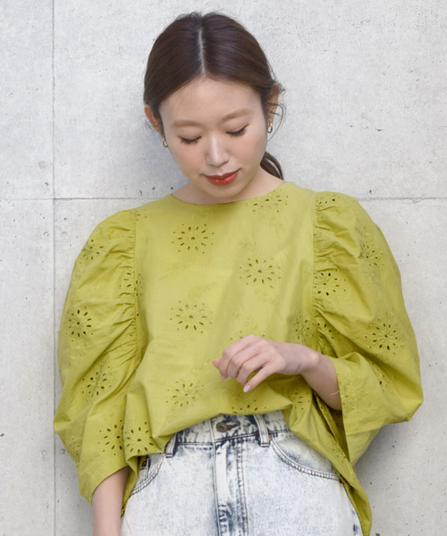 w closet(ダブルクローゼット)の「カットワーク総刺繍パワショルプルオーバー(シャツ/ブラウス・レディース・オフホワイト/ライム/ラベンダー・FREE)」の20枚目の写真