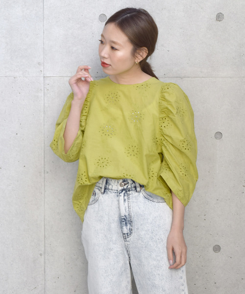 w closet(ダブルクローゼット)の「カットワーク総刺繍パワショルプルオーバー(シャツ/ブラウス・レディース・オフホワイト/ライム/ラベンダー・FREE)」の22枚目の写真