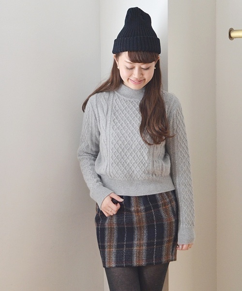 Khaju（カージュ）の「Khaju:ケーブルコンパクトプルオーバー（ニット/セーター・レディース・グレー/レッド・ONE SIZE）」の2枚目の写真