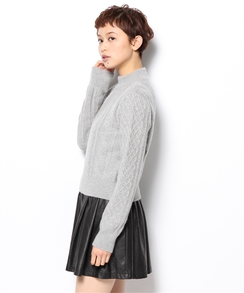 Khaju（カージュ）の「Khaju:ケーブルコンパクトプルオーバー（ニット/セーター・レディース・グレー/レッド・ONE SIZE）」の4枚目の写真