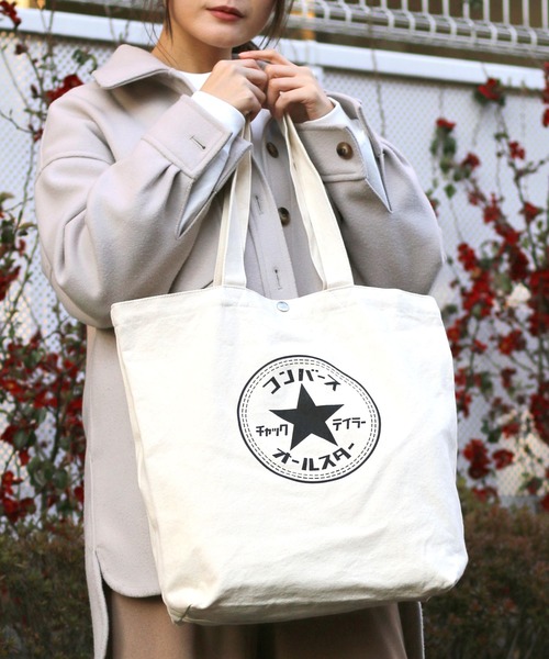CONVERSE（コンバース）の「CONVERSE（コンバース）カタカナロゴ キャンバストートバッグ（トートバッグ・レディース・ブラック×ゴールド/ホワイト×レッド/ホワイト×ブラック/ブラック×シルバー/ブラック×ホワイト・FREE）」の3枚目の写真