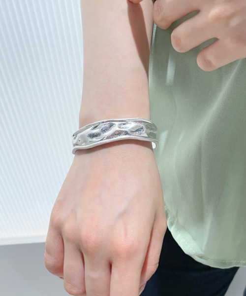 iso(イソ)の「マットメタルバングル(バングル/リストバンド・レディース・シルバー/ゴールド・FREE)」の1枚目の写真