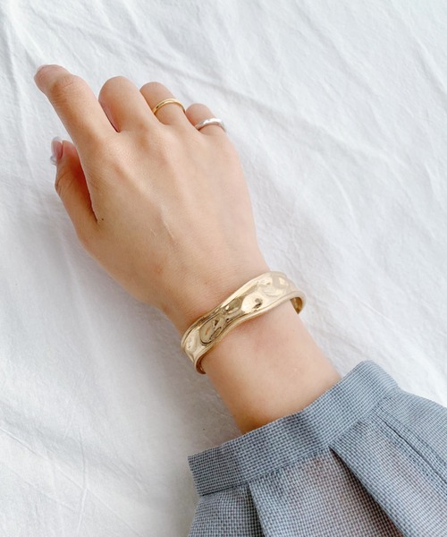 iso(イソ)の「マットメタルバングル(バングル/リストバンド・レディース・シルバー/ゴールド・FREE)」の2枚目の写真