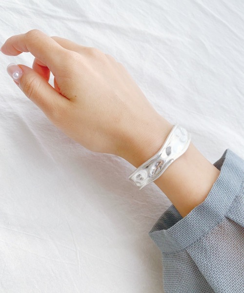 iso(イソ)の「マットメタルバングル(バングル/リストバンド・レディース・シルバー/ゴールド・FREE)」の10枚目の写真