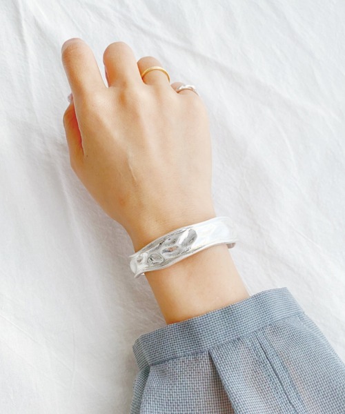 iso(イソ)の「マットメタルバングル(バングル/リストバンド・レディース・シルバー/ゴールド・FREE)」の4枚目の写真