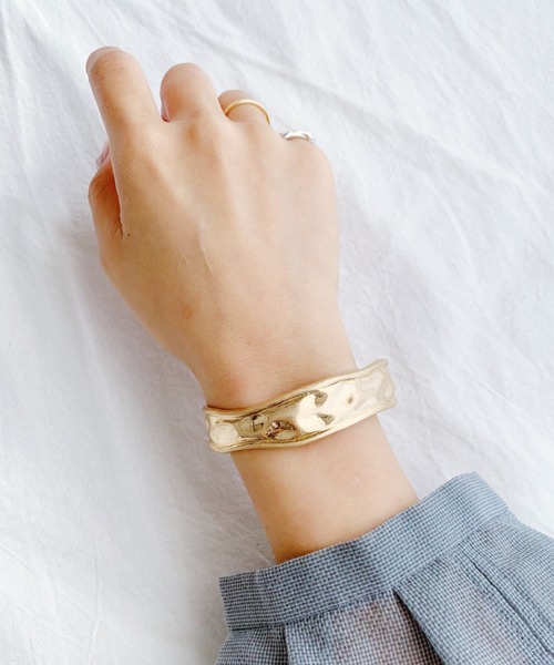 iso(イソ)の「マットメタルバングル(バングル/リストバンド・レディース・シルバー/ゴールド・FREE)」の7枚目の写真