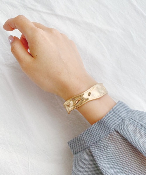 iso(イソ)の「マットメタルバングル(バングル/リストバンド・レディース・シルバー/ゴールド・FREE)」の9枚目の写真