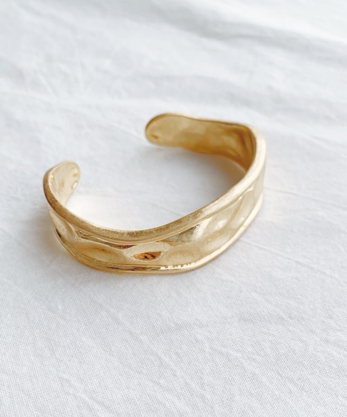 iso(イソ)の「マットメタルバングル(バングル/リストバンド・レディース・シルバー/ゴールド・FREE)」の8枚目の写真