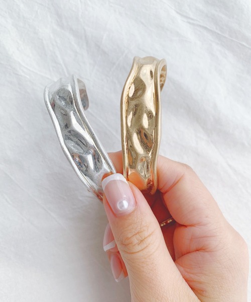 iso(イソ)の「マットメタルバングル(バングル/リストバンド・レディース・シルバー/ゴールド・FREE)」の6枚目の写真