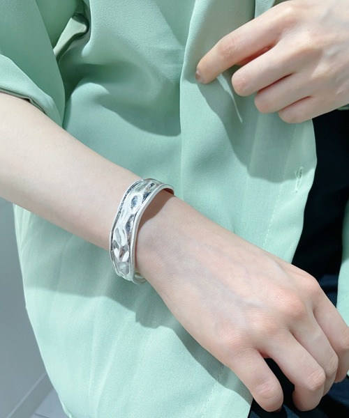 iso(イソ)の「マットメタルバングル(バングル/リストバンド・レディース・シルバー/ゴールド・FREE)」の11枚目の写真