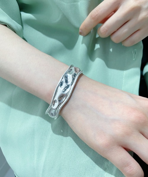 iso(イソ)の「マットメタルバングル(バングル/リストバンド・レディース・シルバー/ゴールド・FREE)」の12枚目の写真