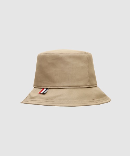THOM BROWNE(トムブラウン)の「NEW CLASSIC BUCKET HAT IN MACKINTOSH(ハット・メンズ・ベージュ・MEDIUM/LARGE/X-LARGE)」の2枚目の写真