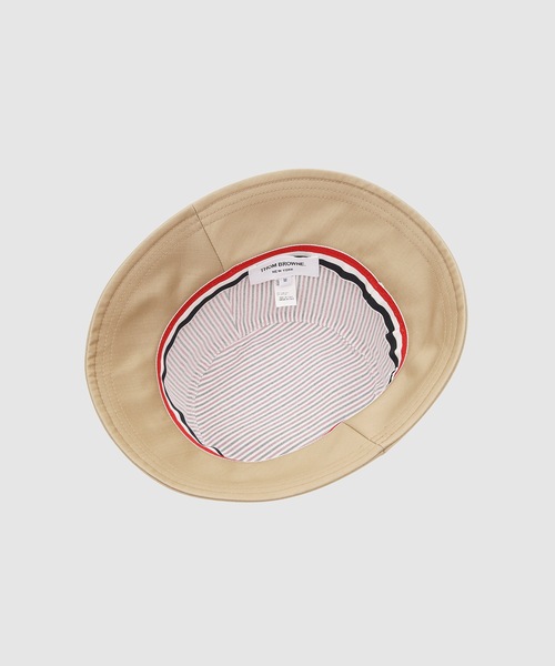 THOM BROWNE(トムブラウン)の「NEW CLASSIC BUCKET HAT IN MACKINTOSH(ハット・メンズ・ベージュ・MEDIUM/LARGE/X-LARGE)」の3枚目の写真
