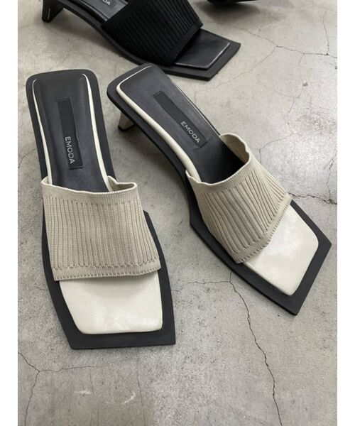 EMODA（エモダ）の「バンドプレートサンダル（サンダル・レディース・ブラック/アイボリー・SMALL/MEDIUM/LARGE）」の2枚目の写真