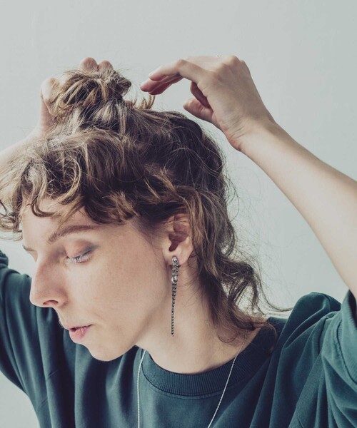 and cloud（アンドクラウド）の「Gradation Long Earring M / Single（イヤリング・レディース・シルバー/ゴールド系その他/シルバー系その他/イエローゴールド・FREE）」の15枚目の写真