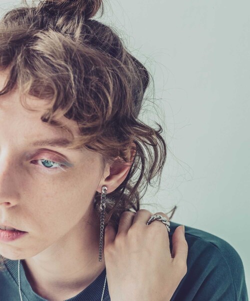 and cloud（アンドクラウド）の「Gradation Long Earring M / Single（イヤリング・レディース・シルバー/ゴールド系その他/シルバー系その他/イエローゴールド・FREE）」の17枚目の写真