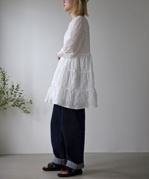 UNFIELD(アンフィールド)の「【UNFIELD】シャーリングティアードミニワンピース(チュニック・レディース・ブラック/オフホワイト・FREE)」の3枚目の写真