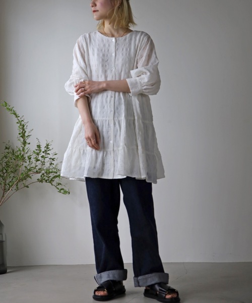 UNFIELD(アンフィールド)の「【UNFIELD】シャーリングティアードミニワンピース(チュニック・レディース・ブラック/オフホワイト・FREE)」の4枚目の写真