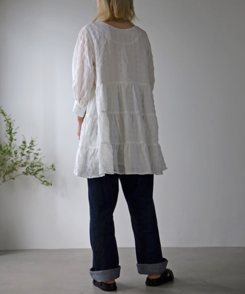 UNFIELD(アンフィールド)の「【UNFIELD】シャーリングティアードミニワンピース(チュニック・レディース・ブラック/オフホワイト・FREE)」の6枚目の写真