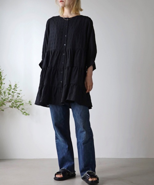 UNFIELD(アンフィールド)の「【UNFIELD】シャーリングティアードミニワンピース(チュニック・レディース・ブラック/オフホワイト・FREE)」の11枚目の写真